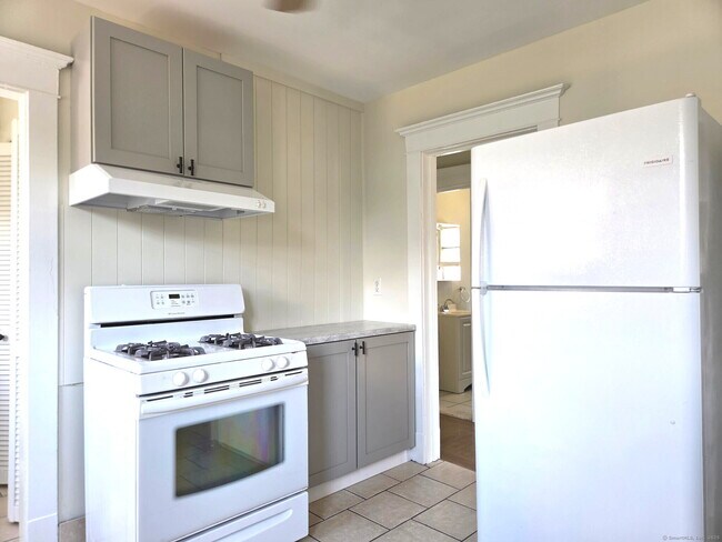 Building Photo - 108 Concord St