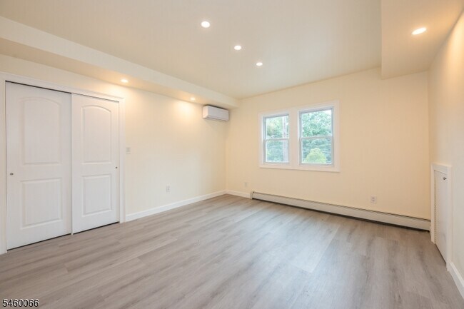 Building Photo - 58 Zeliff Ave