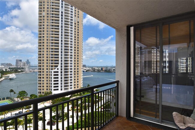 Building Photo - 540 Brickell Key Dr