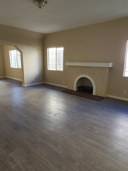 Building Photo - 947 S Sycamore Ave