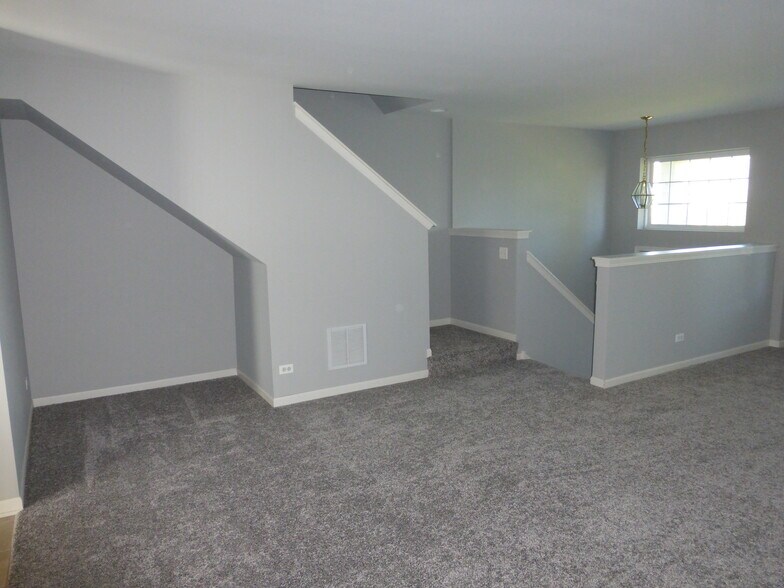 Building Photo - 914 Clover Ln