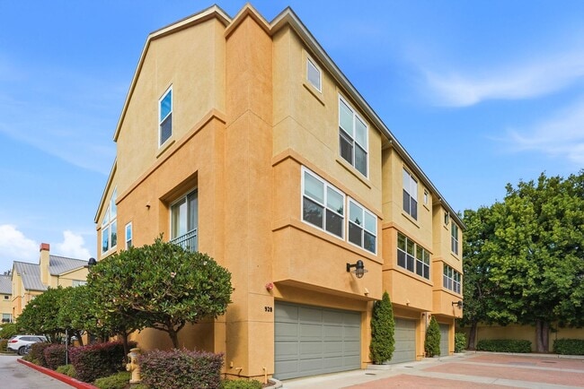 Building Photo - Downtown Mountain View 3 Bedroom 3.5 Bathr...