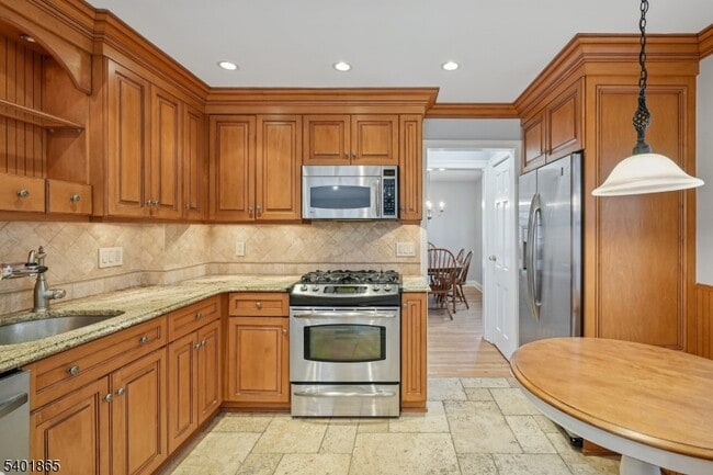 Building Photo - 16-21 Split Rock Rd