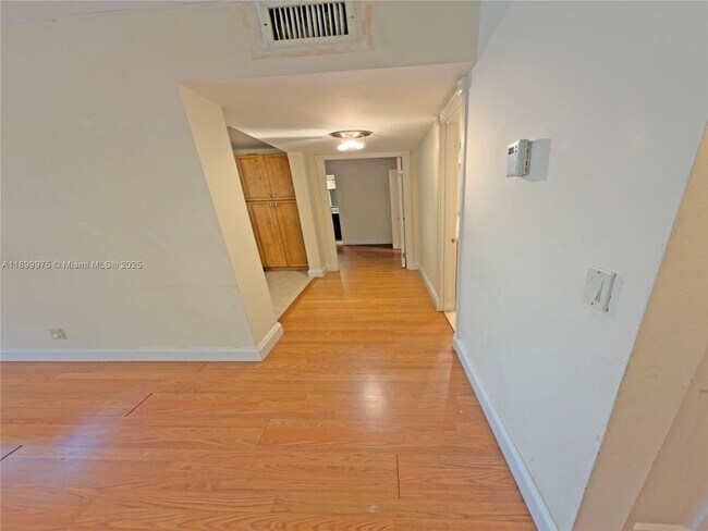 Building Photo - 400 Leslie Dr