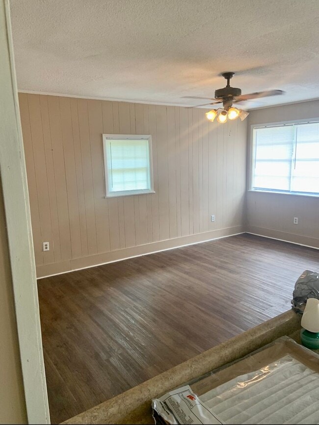 Building Photo - 3 Bed/1.5 Bath House