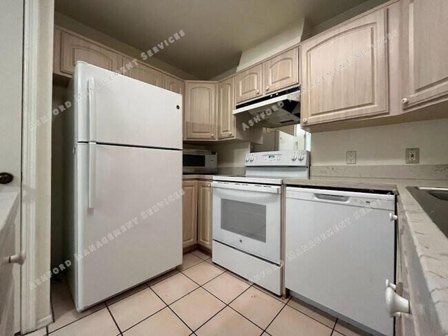 Building Photo - 3 BEDROOM 2 BATHROOM IN PHOENIX WITH TONS ...