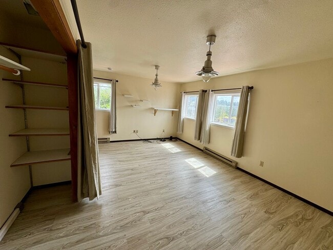 Building Photo - Ocean Park 2-Story Home, Deck with Views, Separate Living Spaces