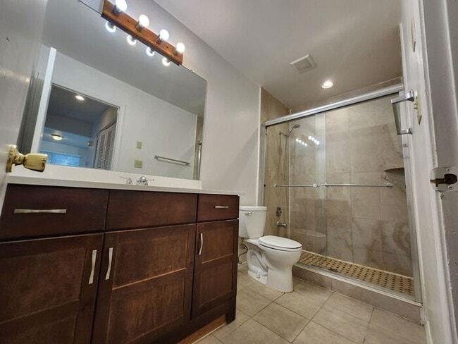 Building Photo - Stunning 3-bedroom, 2-bathroom Condo locat...