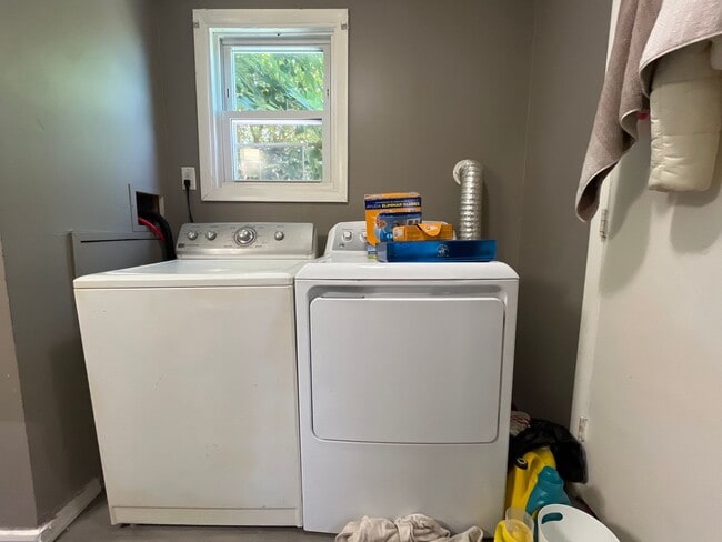 Building Photo - Well-maintained 3-bedroom home in Southsid...