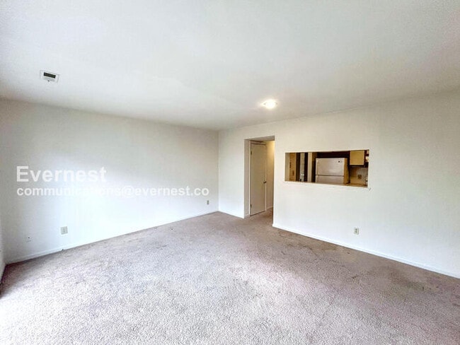 Building Photo - 2-Bedroom Townhome with Washer / Pet-frien...