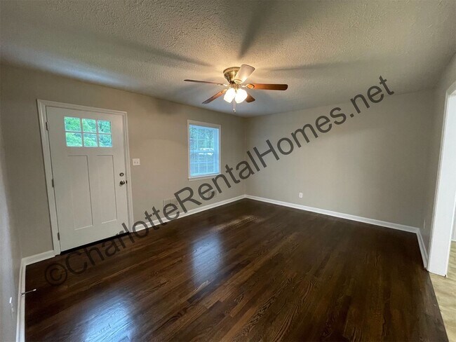 Building Photo - Nice home on quiet street