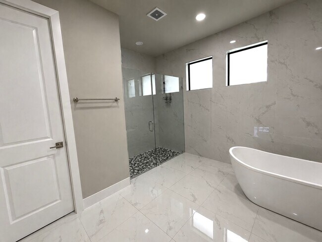 Building Photo - Move In Special! Pool Home with Canal View