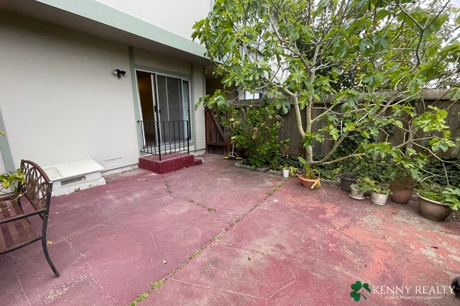 Building Photo - Updated 3 Bedroom Condo in South San Francisco