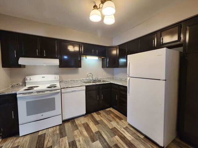 Building Photo - Large Townhome Apartment with 1 1/2 Baths and 2 Car Garage