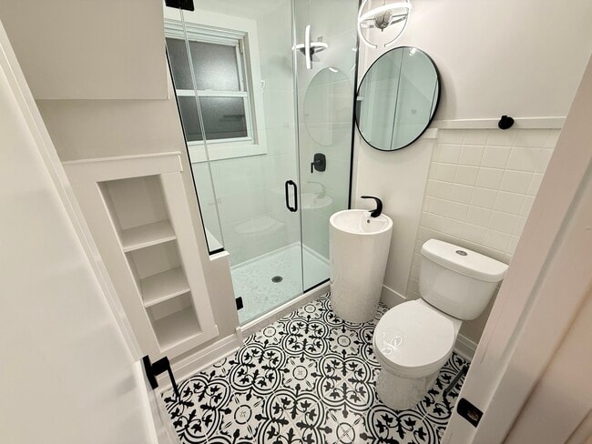 Building Photo - 5942 W Eastwood Ave