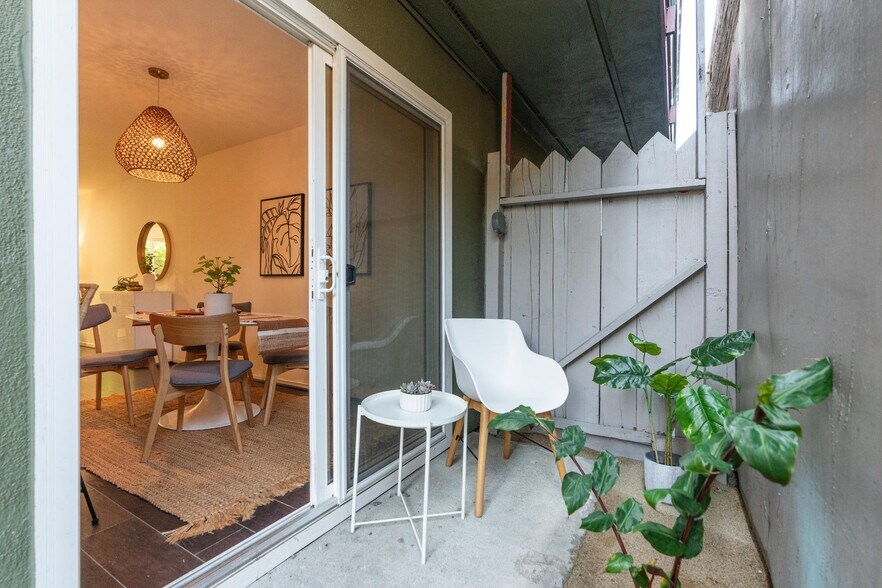 Building Photo - 6211 Telegraph Ave