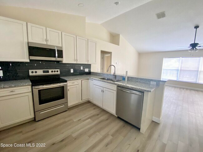 Building Photo - 2435 Palisades Dr SE