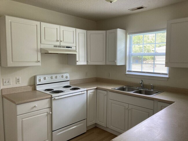 Building Photo - Three Bedroom, Two Bath House on Masonboro Loop