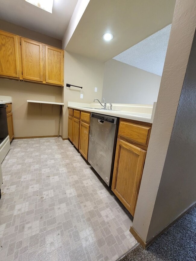 Building Photo - Great Townhome in a Gated Community