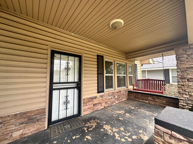 Building Photo - 750 S Jenkins Ave