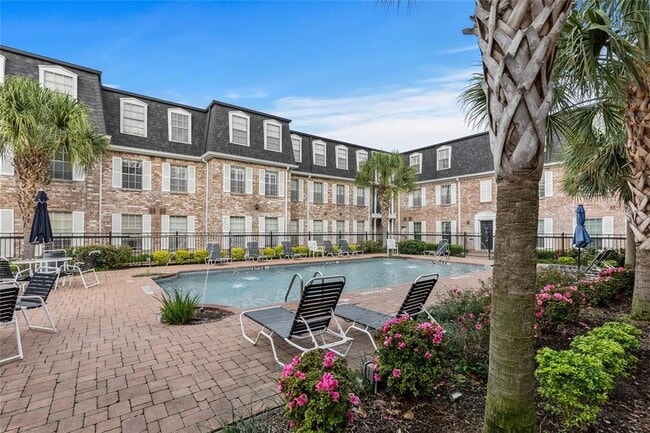 Building Photo - 353 N Post Oak Ln