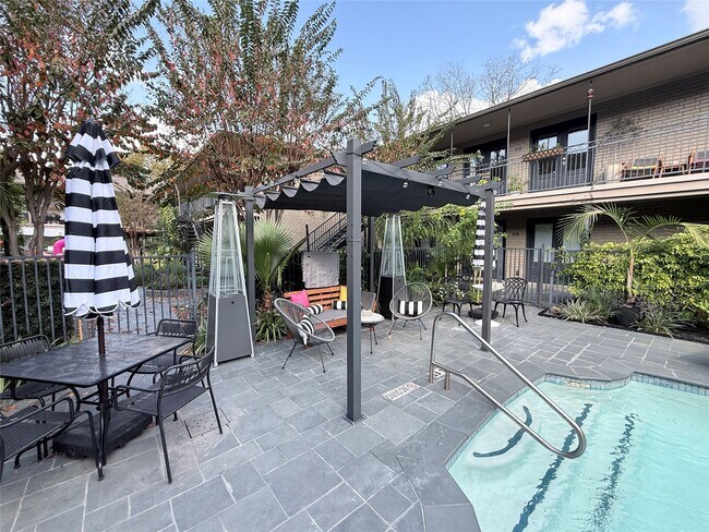 Building Photo - 1410 Hyde Park Blvd