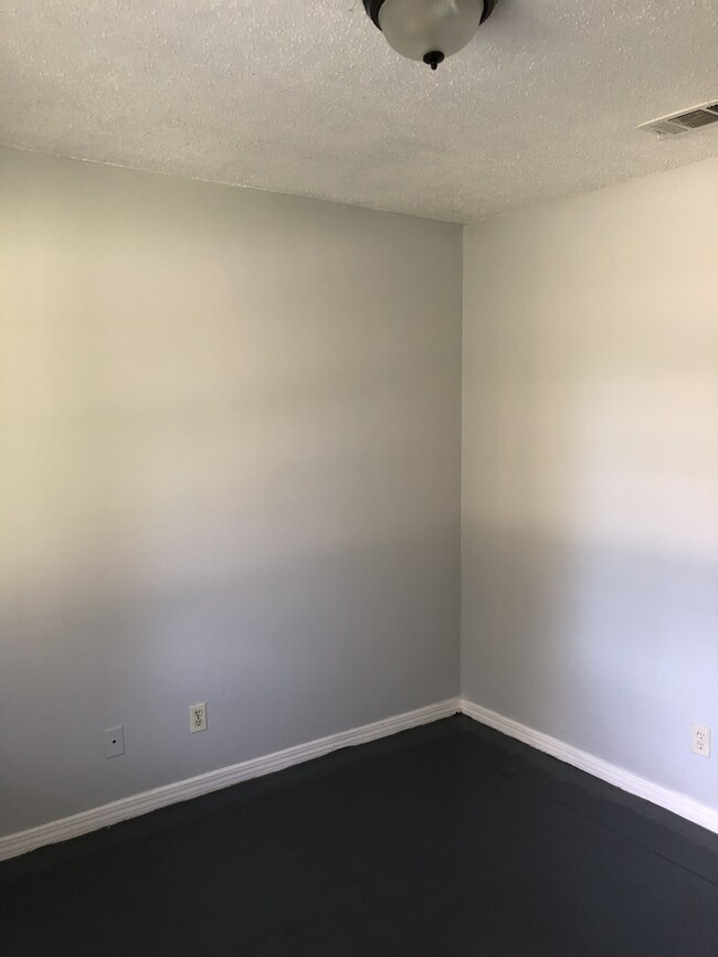 Building Photo - 700 Bonneville Dr