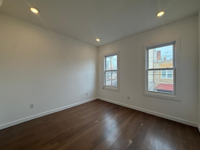 Building Photo - 107 Magazine St