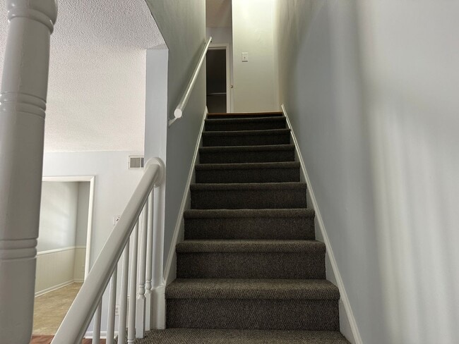 Building Photo - Pet Friendly 2 Bedroom 1.5 Bath Townhome Available Now for Move-in!