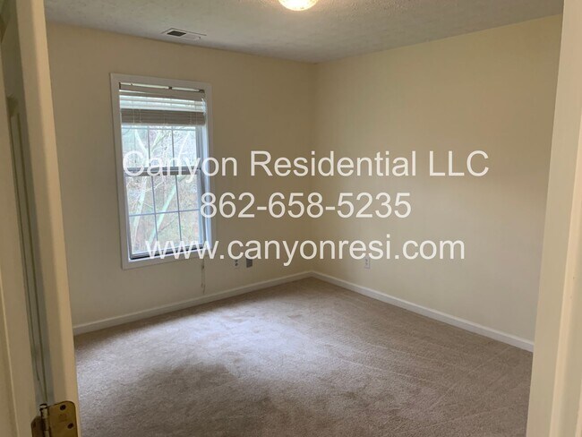 Building Photo - Beautiful 3b Room!Move in ready!