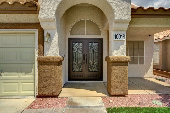 Building Photo - Spacious 5-Bedroom Retreat with Dual Firep...