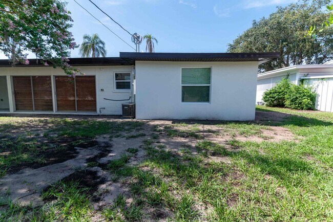 Building Photo - 1156 Angle Rd