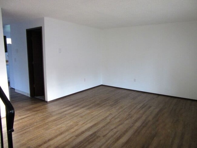 Building Photo - Inviting 2 Bedroom, 1.5 Bath Townhouse Dup...