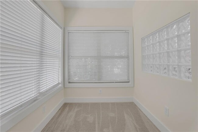 Building Photo - 3228 Silver Lake Dr NE