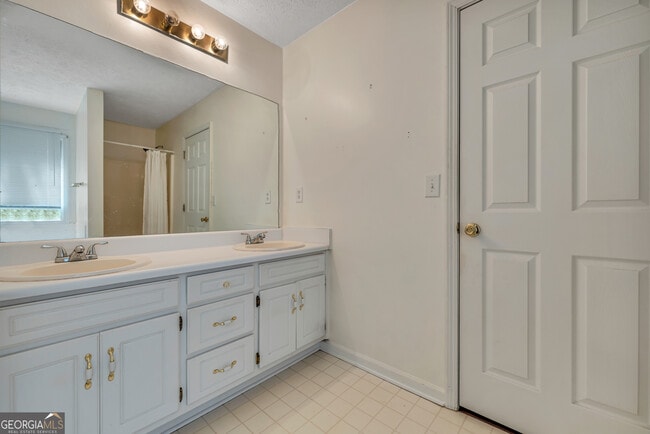 Building Photo - 1510 Twin Manor Dr