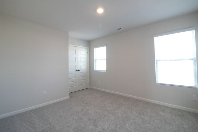 Building Photo - 1247 Ross Farms Blvd
