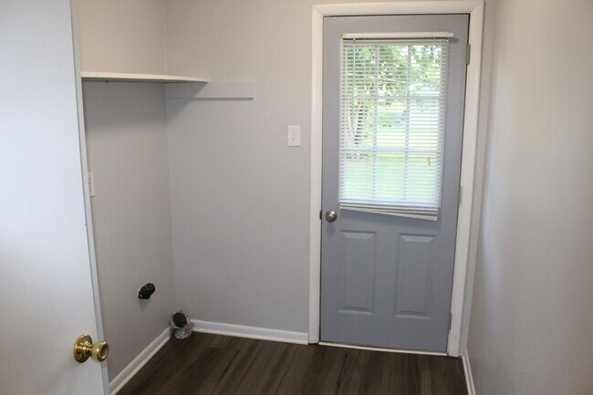 Building Photo - Newly Remodeled 2 Bedroom Duplex in Avon!