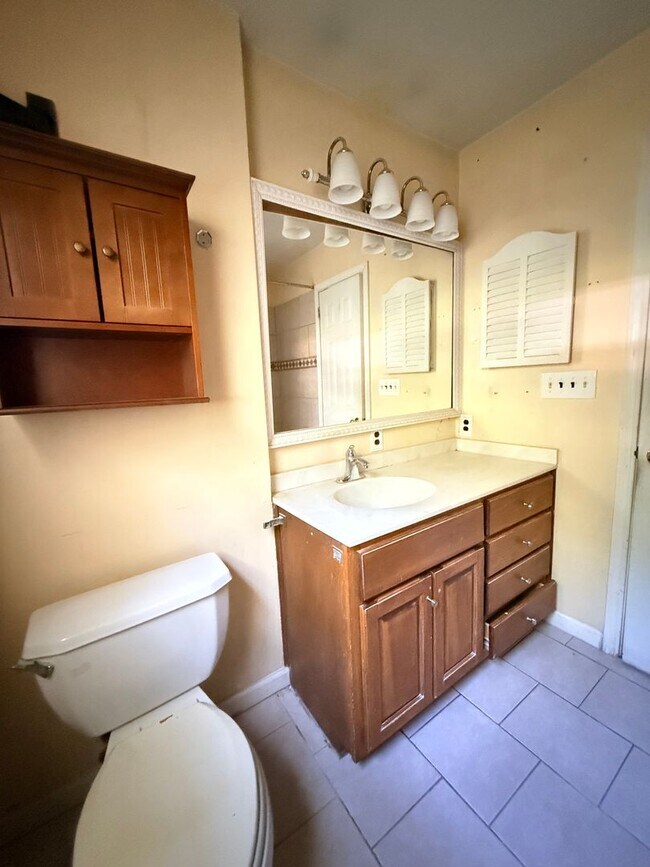 Building Photo - 4 Bed / 2 Bath Spacious Home – Perfect for Families or Roommates