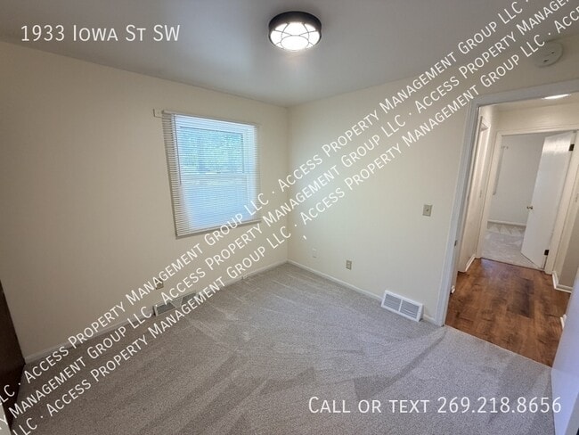 Building Photo - 1933 Iowa St SW