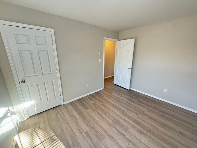 Building Photo - 1st-Floor 2 Bedroom Apartment – Briarcliff...