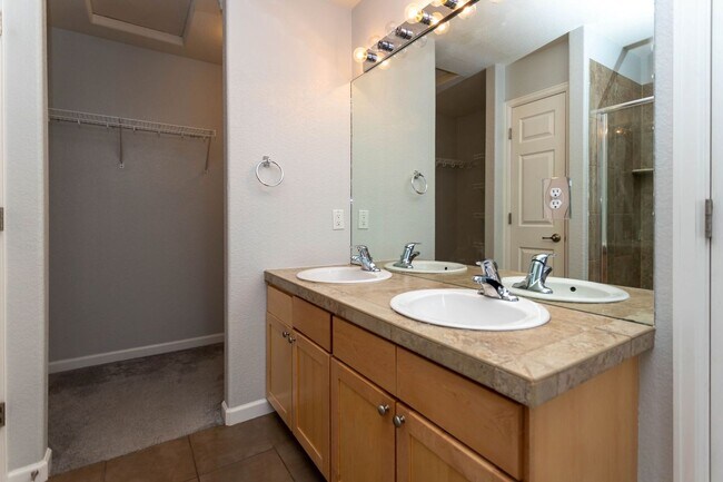 Building Photo - Downtown Living with Style & Views!