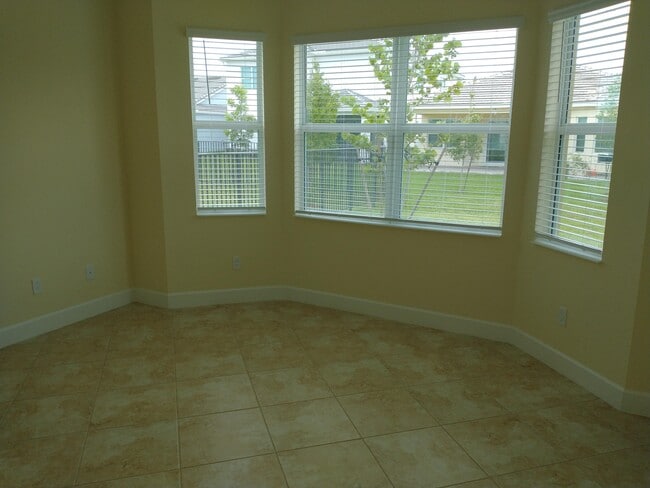 Building Photo - 4634 Pumello Dr