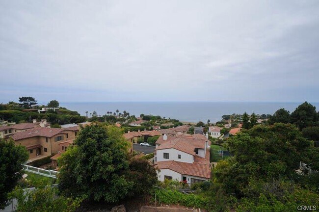 Building Photo - Custome Built Home With Ocean Views
