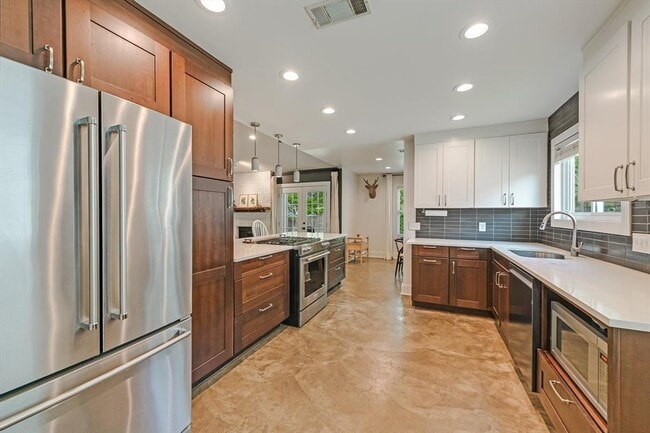 Building Photo - 9012 Texas Oaks Dr