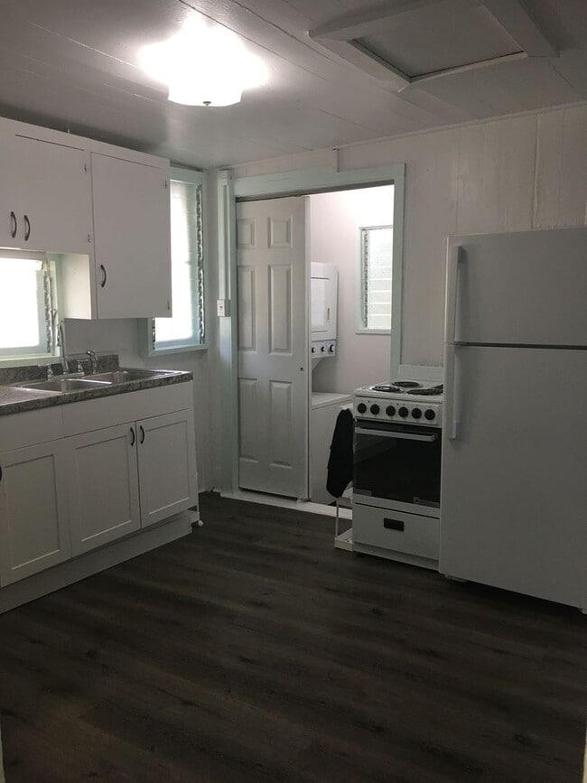 Building Photo - Small 3BR/1BA Home in Downtown Hilo!