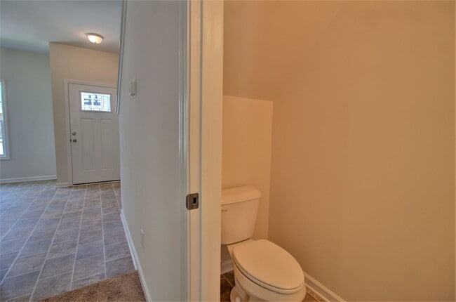 Building Photo - 2 BR/ 2.5 Bath Townhome located in The Tow...