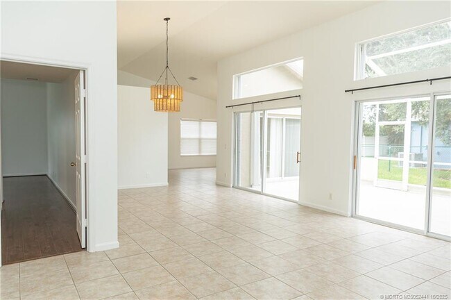 Building Photo - 8965 SW Chevy Cir