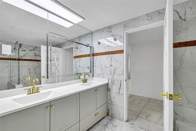 Building Photo - 5255 Collins Ave