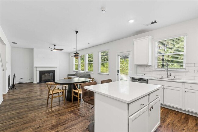 Building Photo - 430 Burgundy Terrace SE