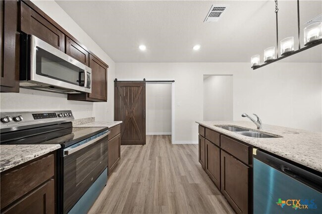 Building Photo - 126 Leon Ln